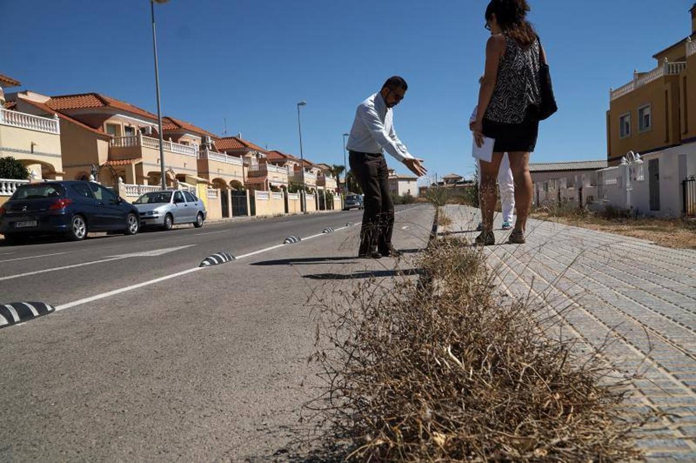 Vecinos del litoral de Orihuela critican que el carril bici impide el acceso a sus viviendas