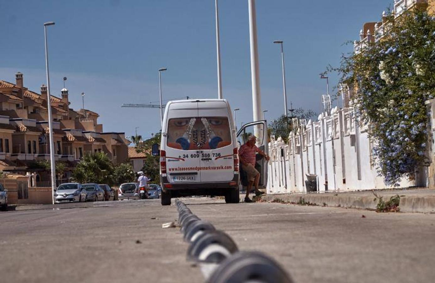 Vecinos del litoral de Orihuela critican que el carril bici impide el acceso a sus viviendas