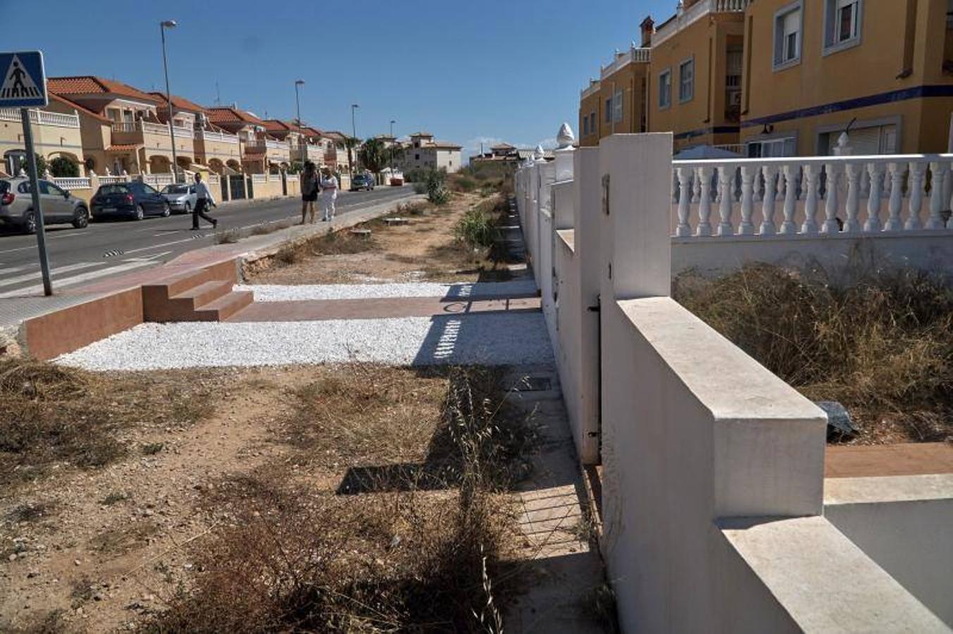 Vecinos del litoral de Orihuela critican que el carril bici impide el acceso a sus viviendas
