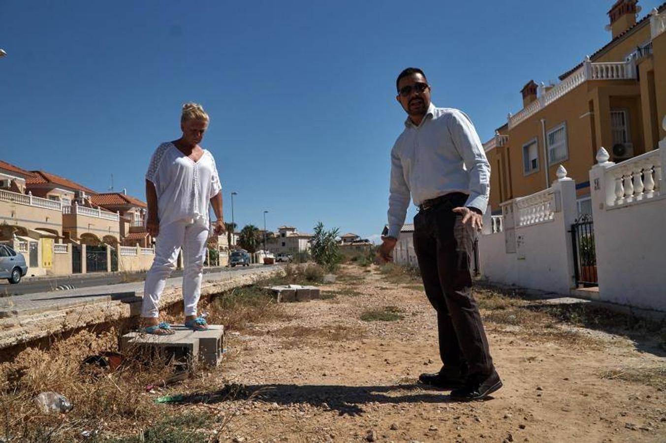 Vecinos del litoral de Orihuela critican que el carril bici impide el acceso a sus viviendas