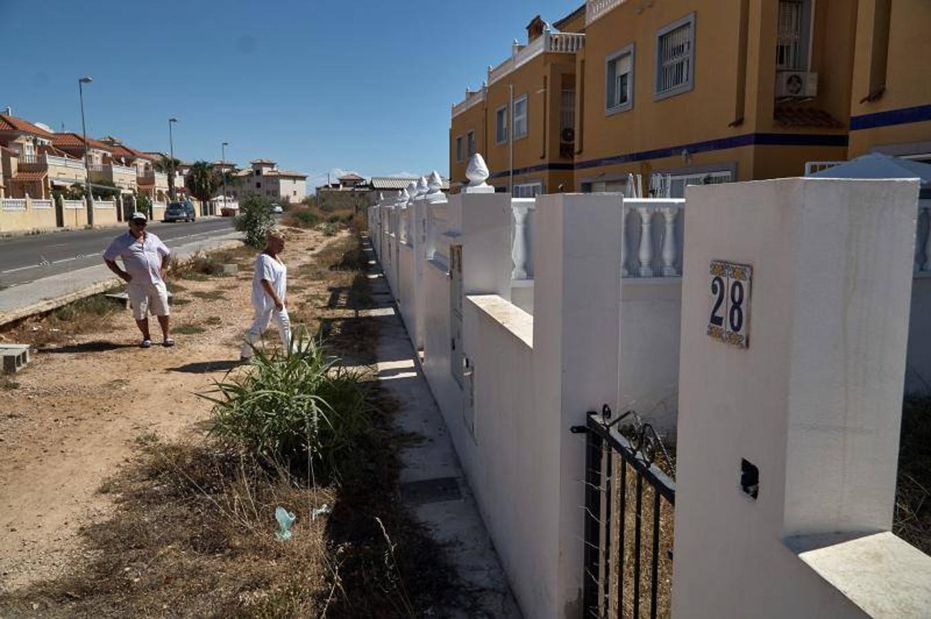 Vecinos del litoral de Orihuela critican que el carril bici impide el acceso a sus viviendas