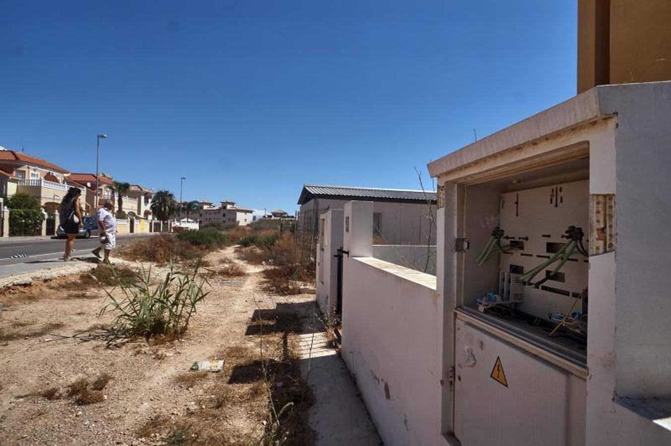 Vecinos del litoral de Orihuela critican que el carril bici impide el acceso a sus viviendas