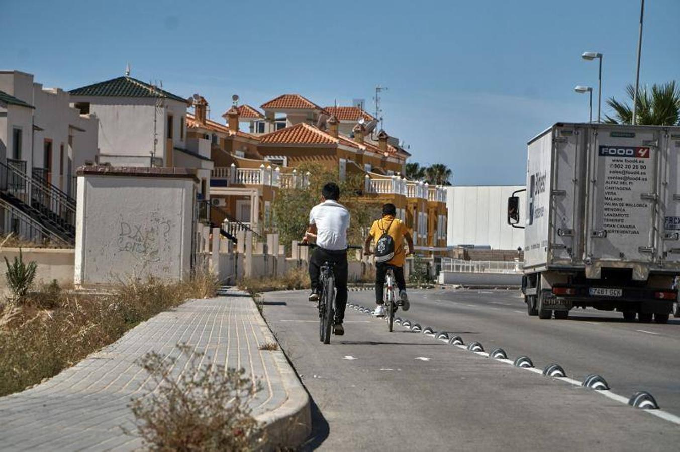 Vecinos del litoral de Orihuela critican que el carril bici impide el acceso a sus viviendas