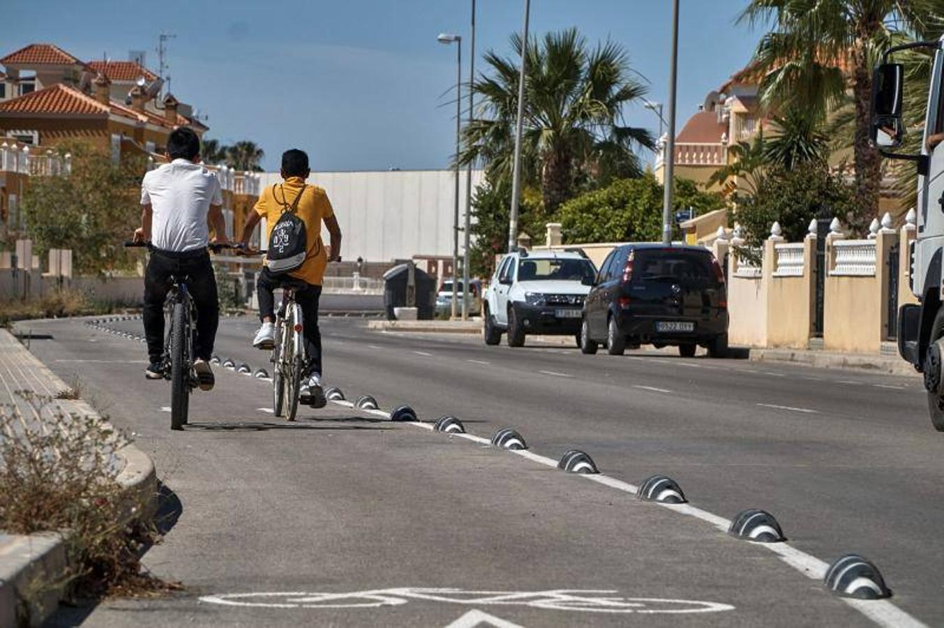 Vecinos del litoral de Orihuela critican que el carril bici impide el acceso a sus viviendas
