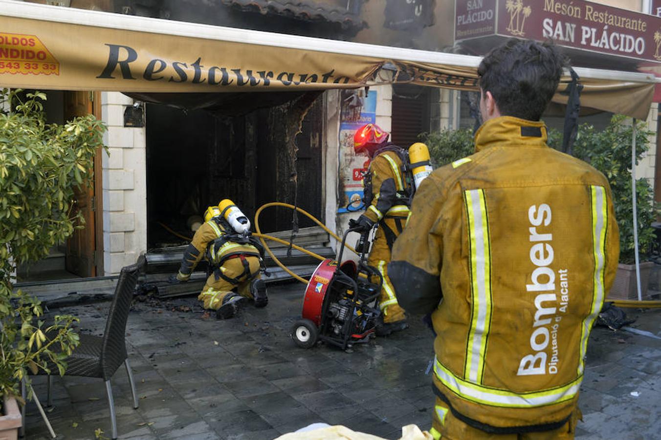 Un incendio destruye una pizzería en Elche junto al Centro de Congresos