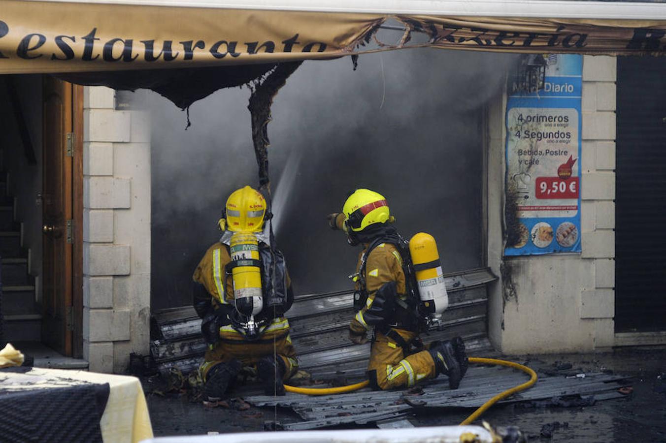 Un incendio destruye una pizzería en Elche junto al Centro de Congresos