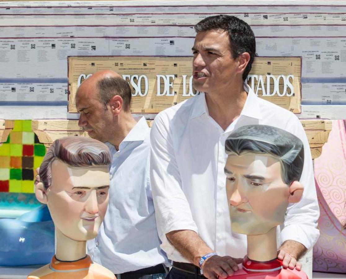 Pedro Sánchez visita la Hoguera Oficial y la de Sèca-Autobusos