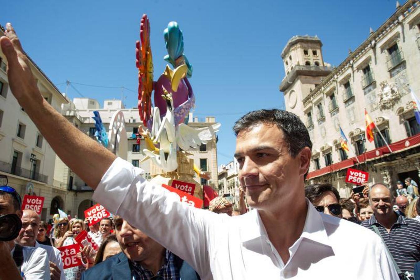 Pedro Sánchez visita la Hoguera Oficial y la de Sèca-Autobusos