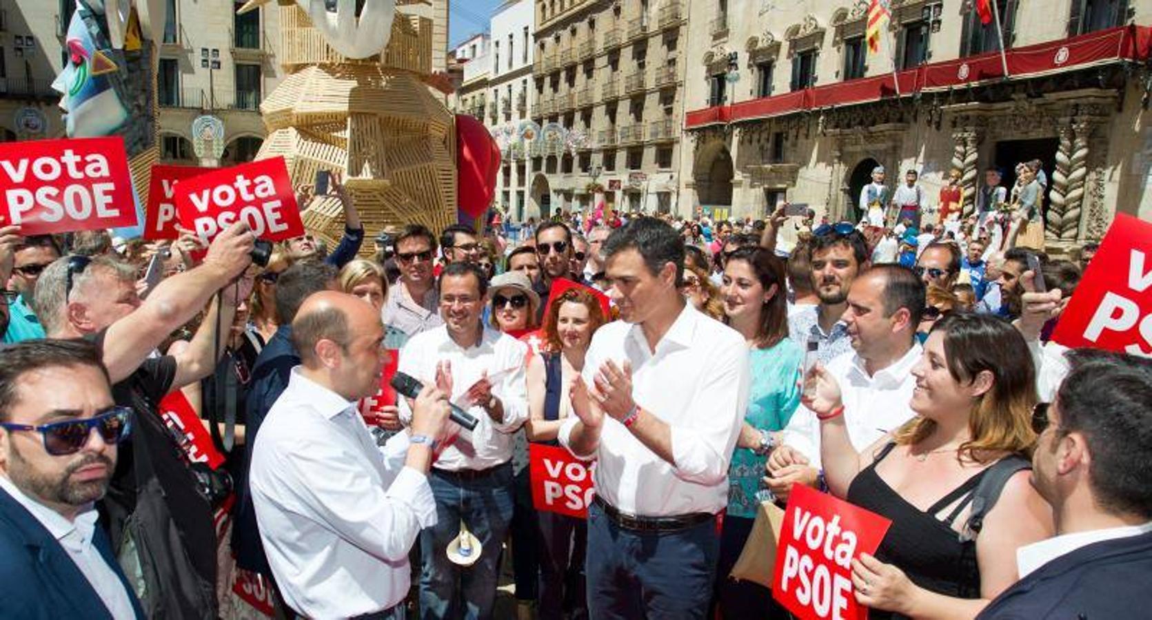 Pedro Sánchez visita la Hoguera Oficial y la de Sèca-Autobusos