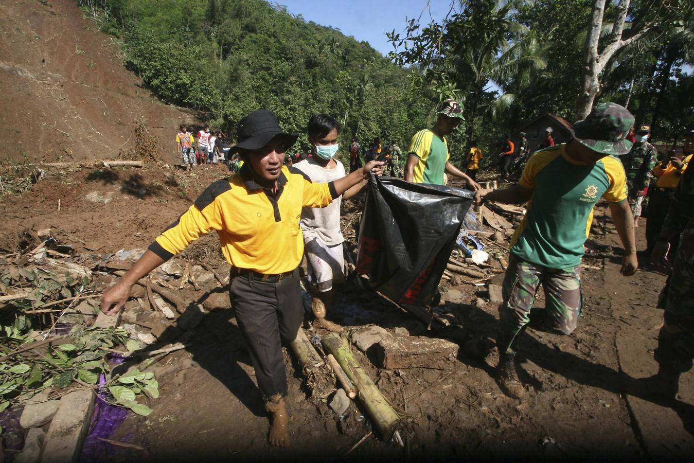 La tierra sepulta la isla de Java