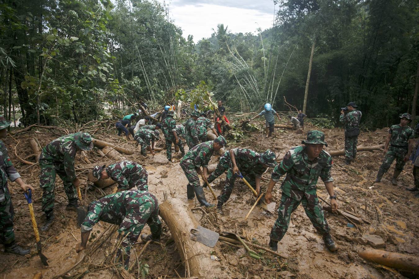 La tierra sepulta la isla de Java