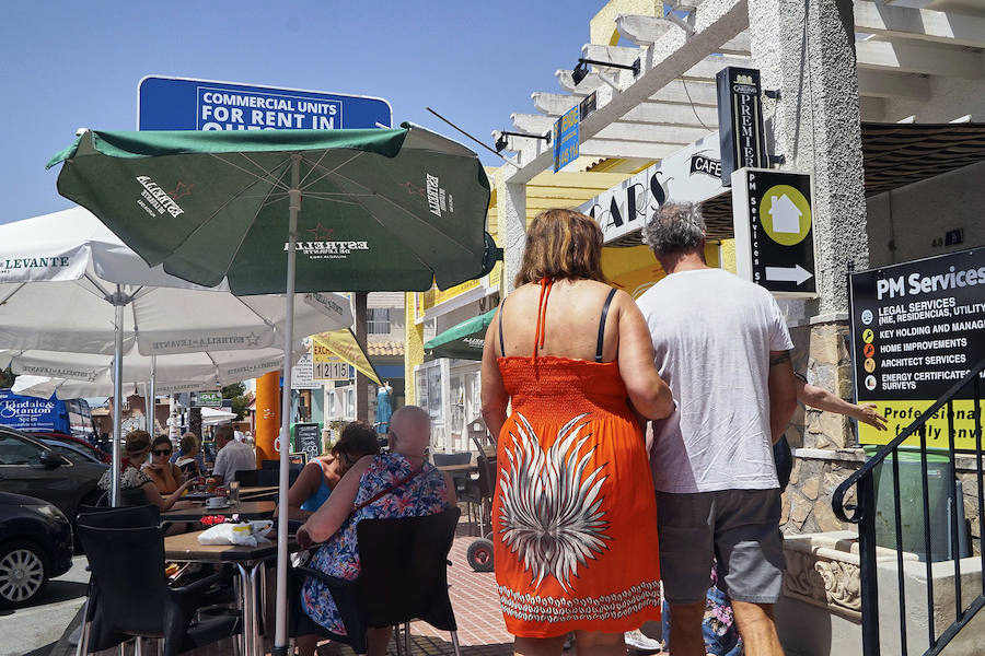 Ciudadanos británicos residentes en la Vega Baja reciben las noticias del &#039;Brexit&#039;