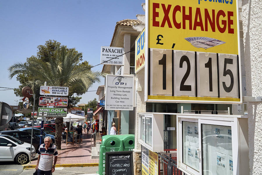 Ciudadanos británicos residentes en la Vega Baja reciben las noticias del &#039;Brexit&#039;