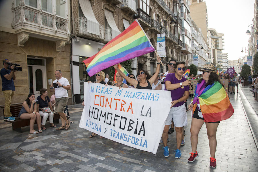 Las banderas arcoíris y de Estados Unidos se hermanan en Cartagena