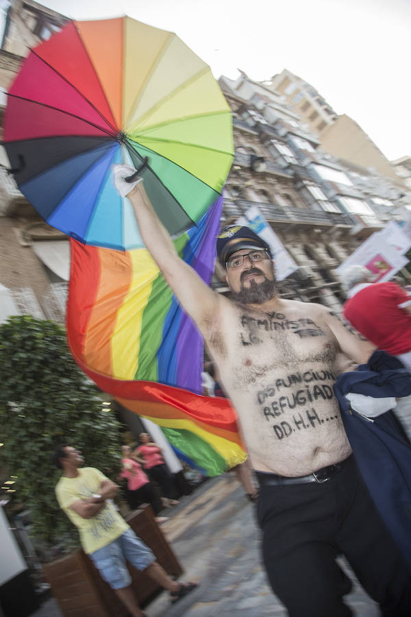 Las banderas arcoíris y de Estados Unidos se hermanan en Cartagena