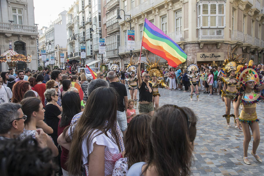 Las banderas arcoíris y de Estados Unidos se hermanan en Cartagena