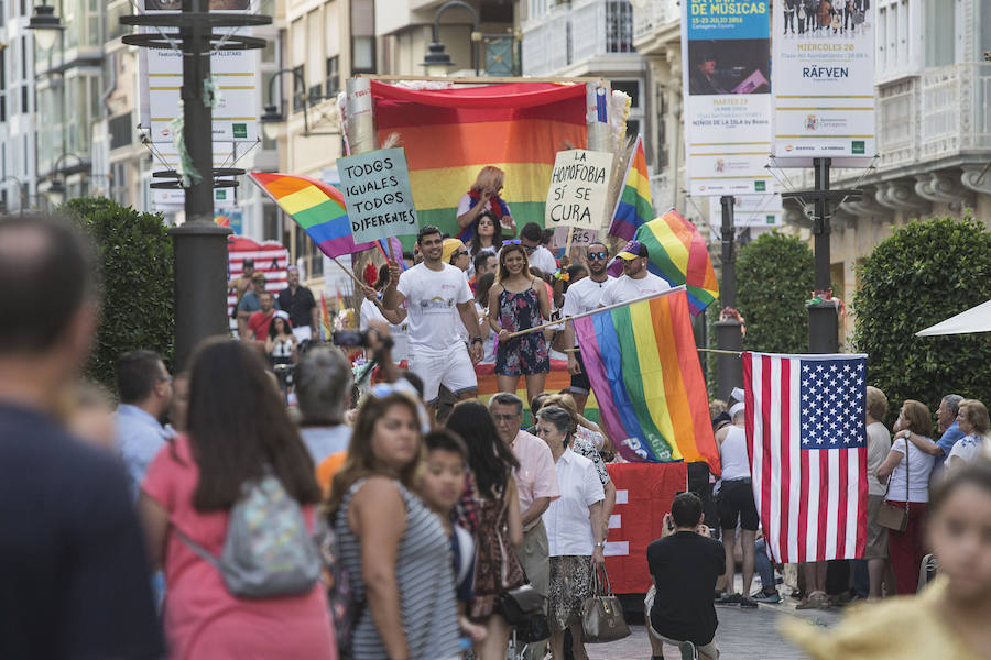 Las banderas arcoíris y de Estados Unidos se hermanan en Cartagena