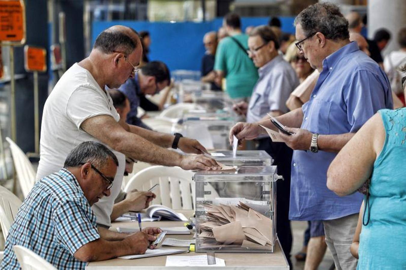 Los ciudadanos de Alicante ejercen su derecho al voto