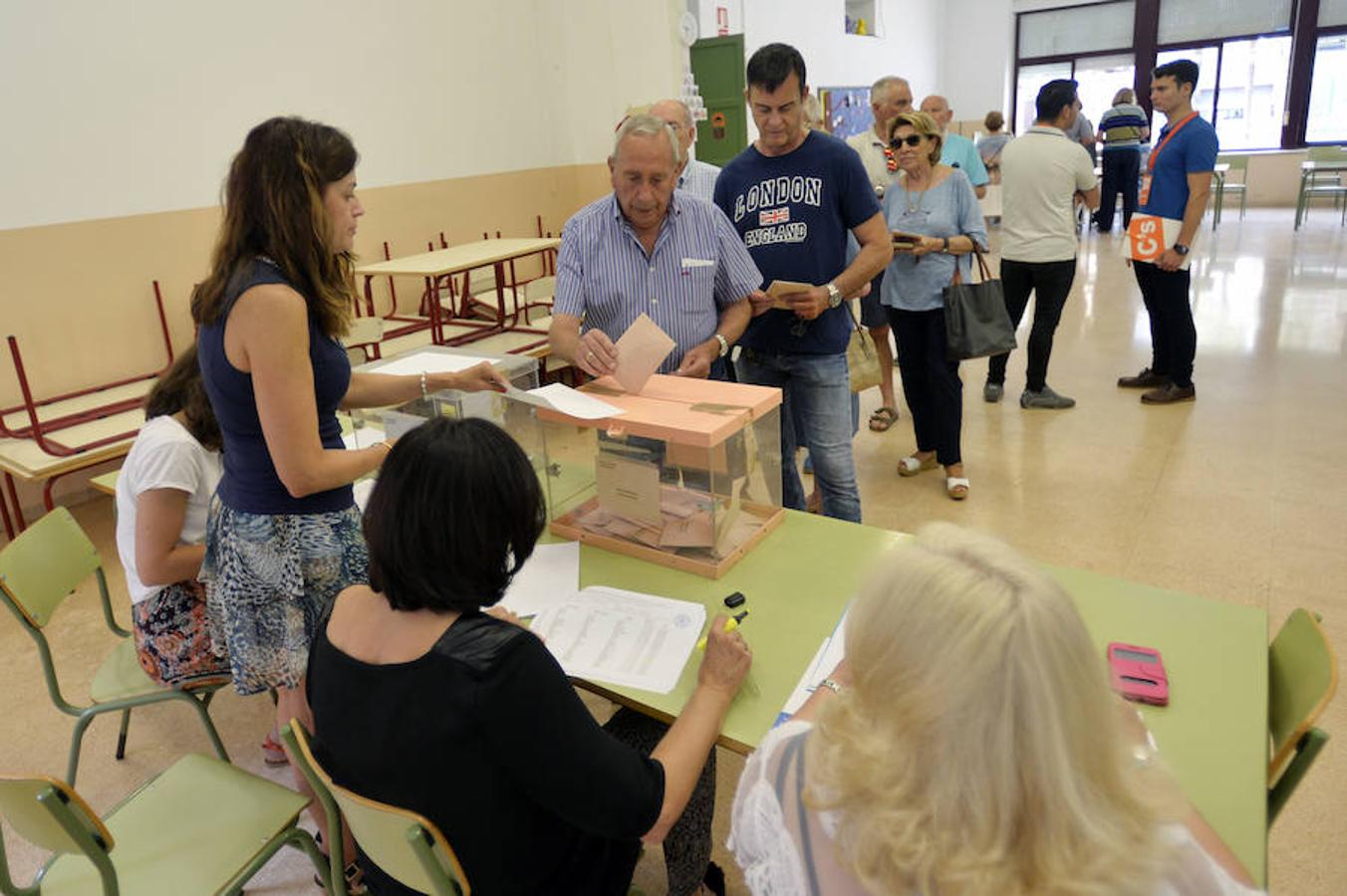 Los ciudadanos de Alicante ejercen su derecho al voto