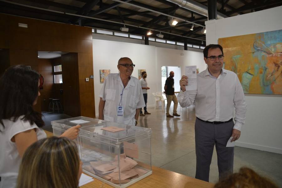 Candidatos de la Vega Baja votando