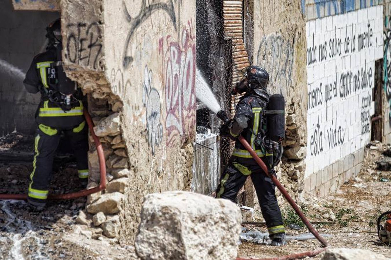 Los bomberos trabajan para extinguir un incendio en una nave abandonada