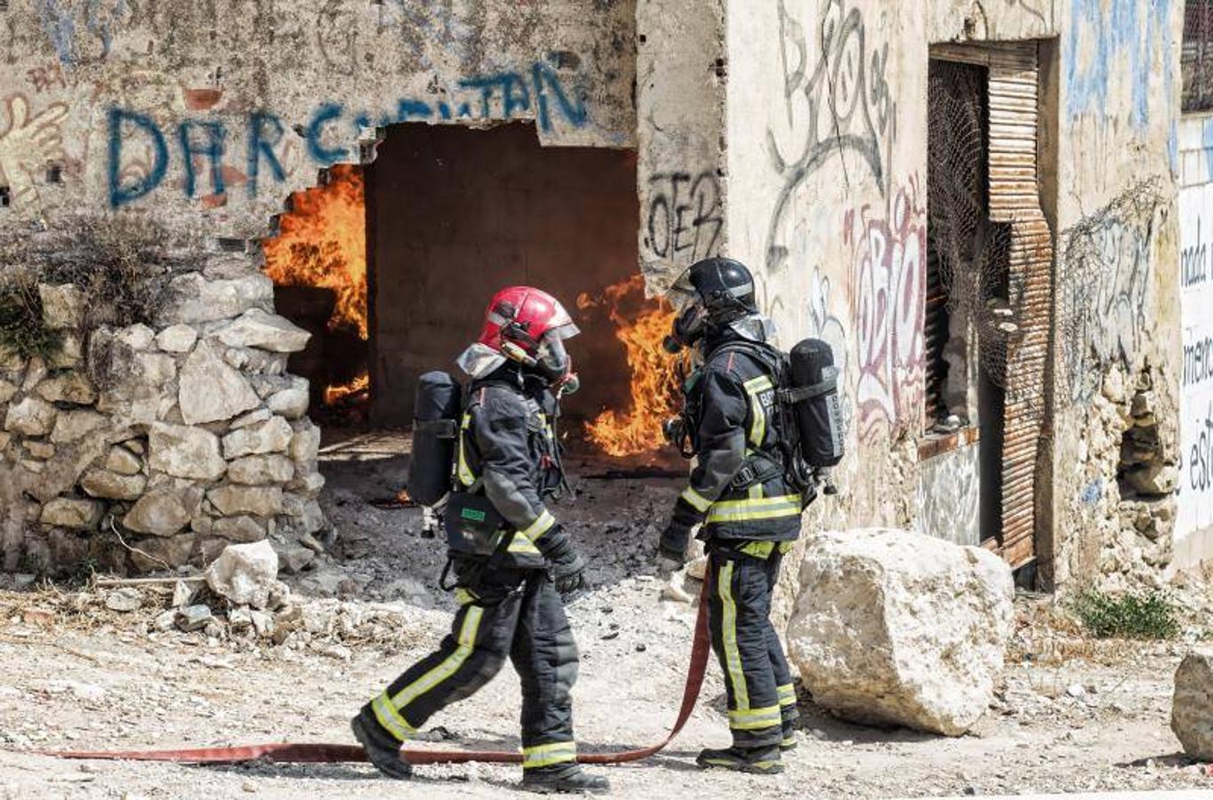 Los bomberos trabajan para extinguir un incendio en una nave abandonada