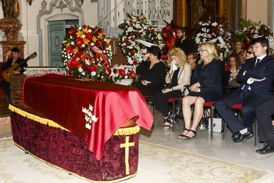 Cientos de personas dan su último adiós a Hernández Ros