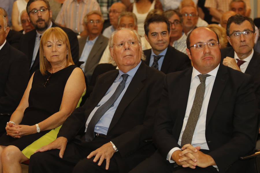 Cientos de personas dan su último adiós a Hernández Ros