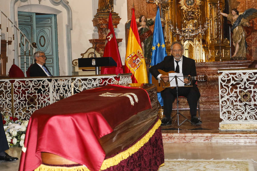 Cientos de personas dan su último adiós a Hernández Ros