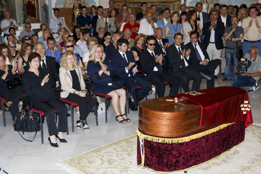 Cientos de personas dan su último adiós a Hernández Ros