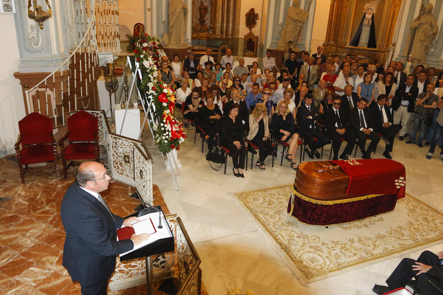 Cientos de personas dan su último adiós a Hernández Ros