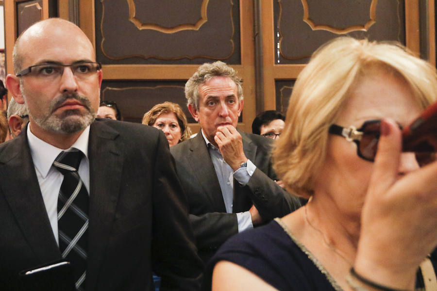 Cientos de personas dan su último adiós a Hernández Ros