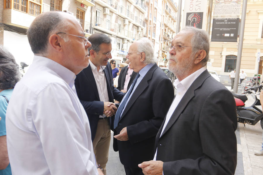 Cientos de personas dan su último adiós a Hernández Ros