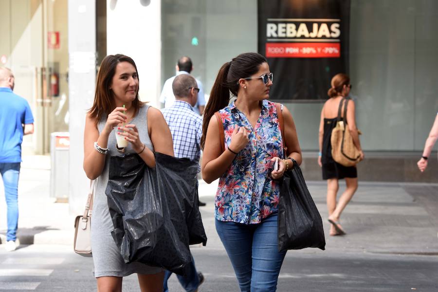 El intenso calor resta clientes a las tiendas en el primer día de rebajas