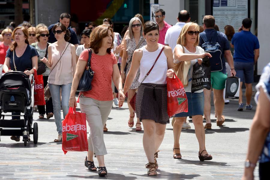 El intenso calor resta clientes a las tiendas en el primer día de rebajas