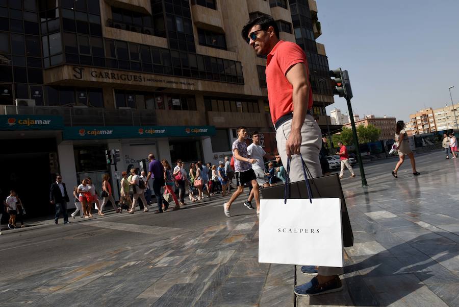 El intenso calor resta clientes a las tiendas en el primer día de rebajas