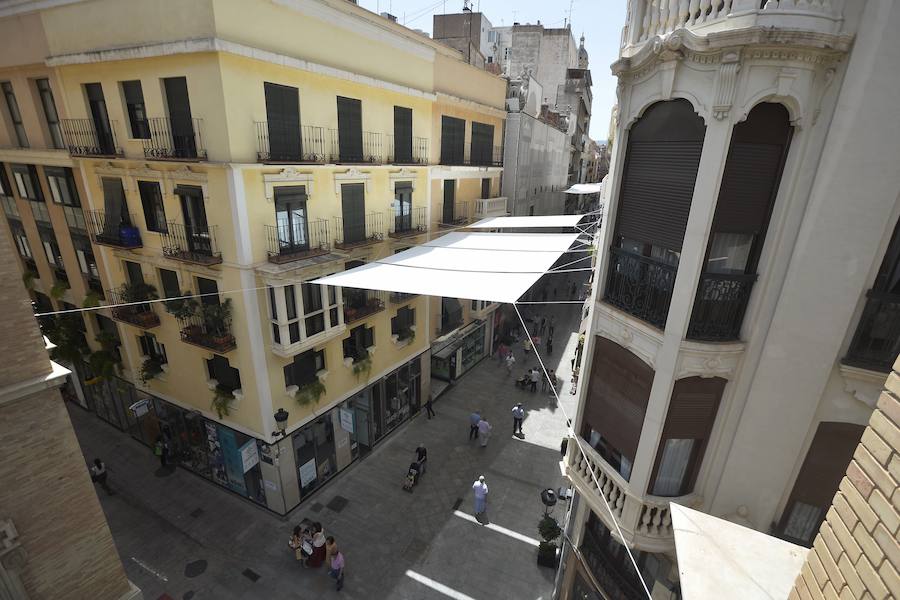 Instalan toldos en la calle Trapería.