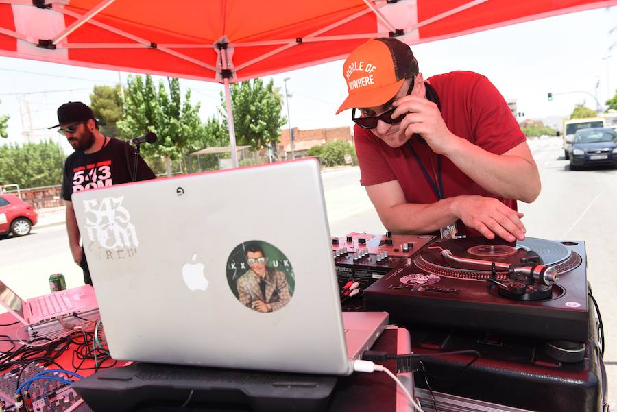 Una veintena de grafiteros decoran las antiguas cocheras de Latbus