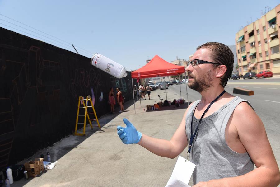 Una veintena de grafiteros decoran las antiguas cocheras de Latbus