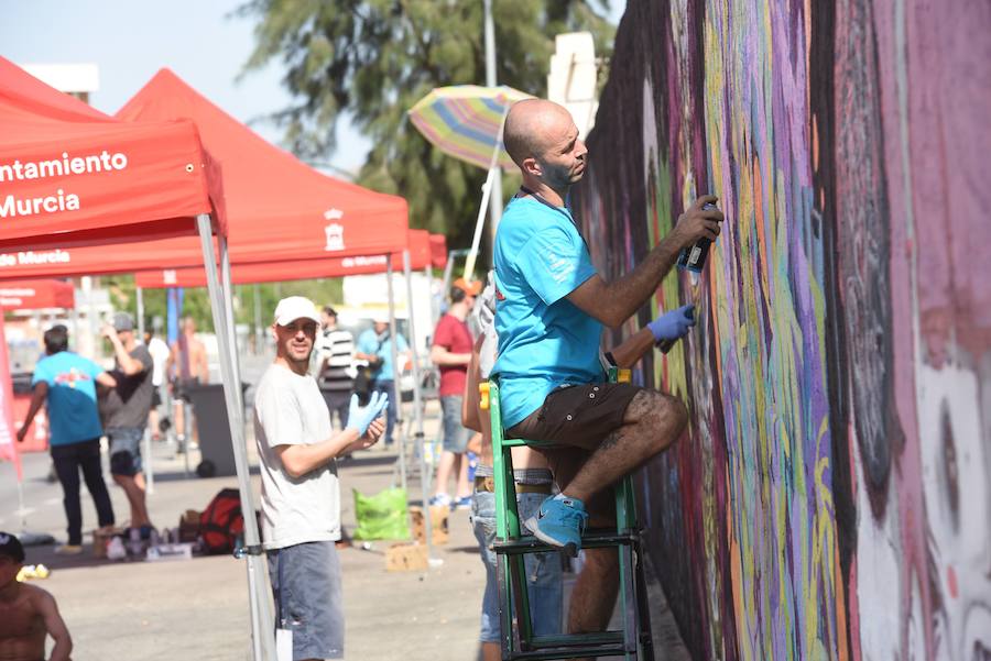 Una veintena de grafiteros decoran las antiguas cocheras de Latbus