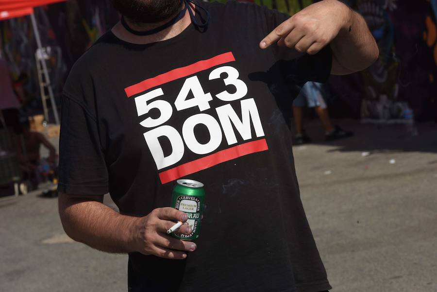 Una veintena de grafiteros decoran las antiguas cocheras de Latbus