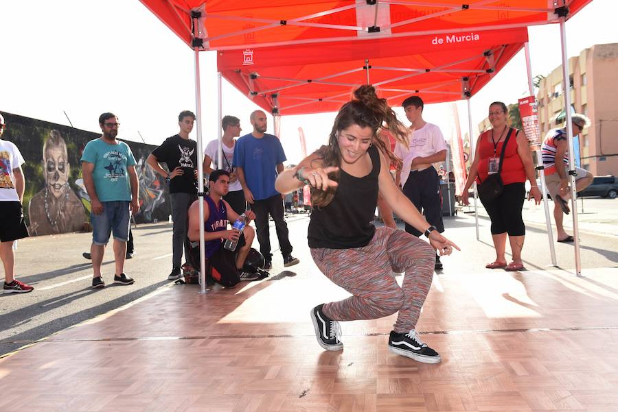 Una veintena de grafiteros decoran las antiguas cocheras de Latbus