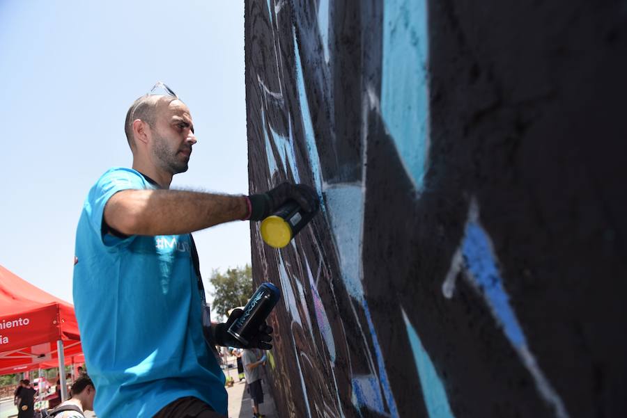 Una veintena de grafiteros decoran las antiguas cocheras de Latbus