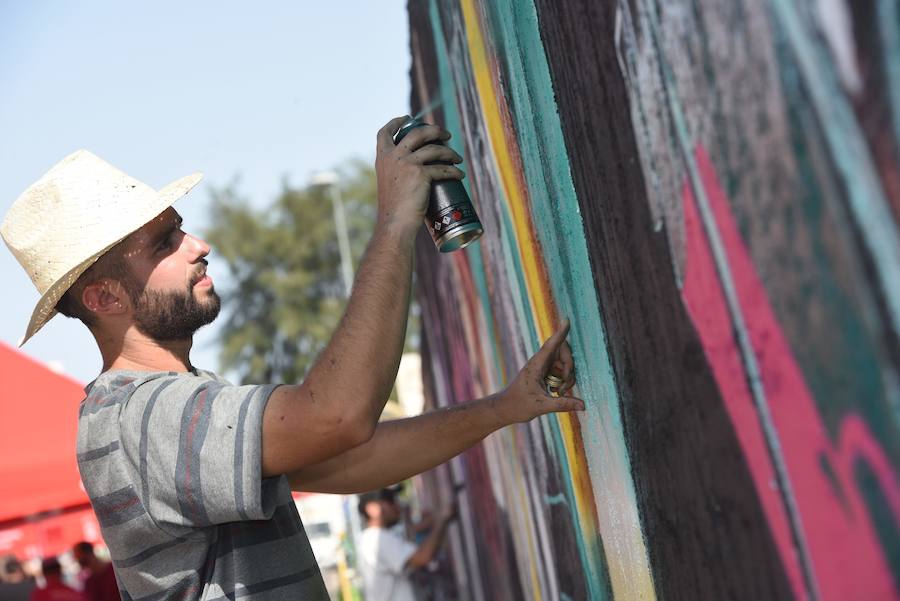 Una veintena de grafiteros decoran las antiguas cocheras de Latbus