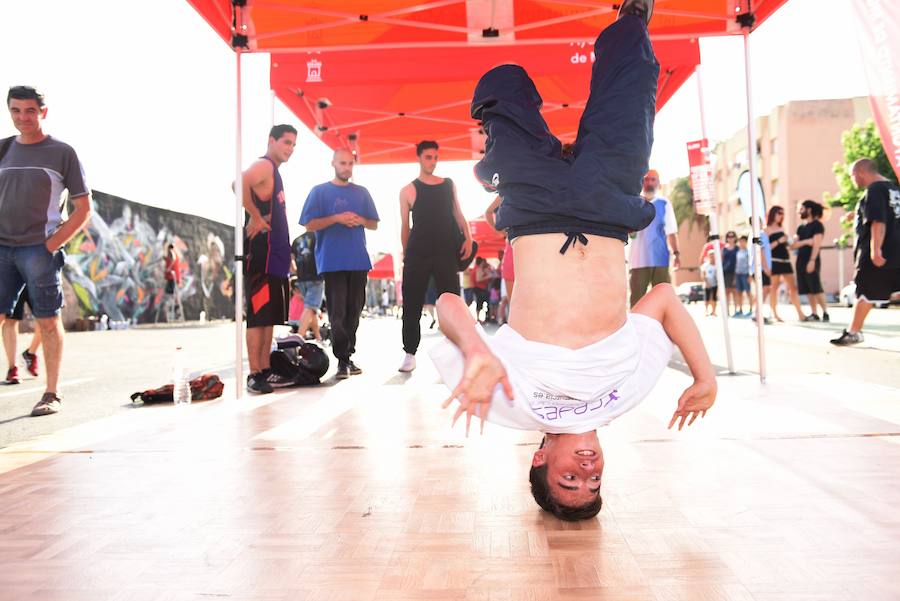 Una veintena de grafiteros decoran las antiguas cocheras de Latbus