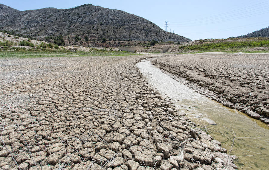 Sequía en el pantano del Amadorio, en Villajoyosa