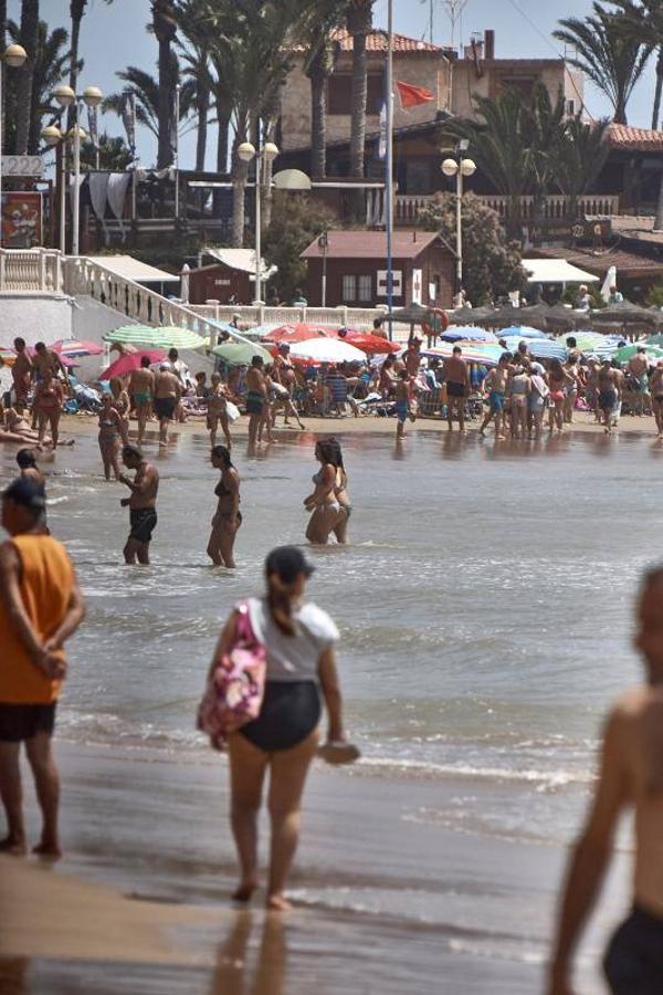 La ausencia de socorristas y la prohibición del baño se mantiene ante la falta de contrato en Torrevieja