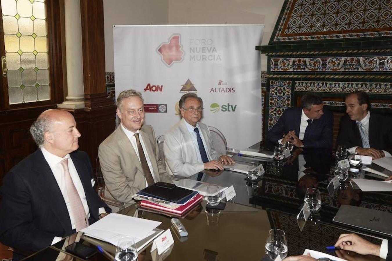 El embajador británico en España asiste al Foro Nueva Murcia