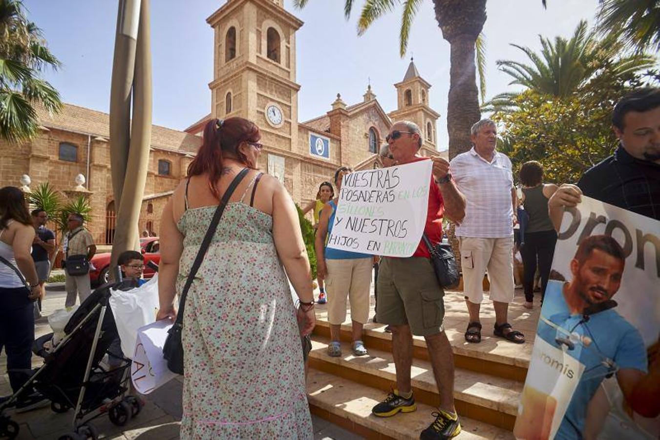 Protestas contra el Consell por imponer el valenciano en Torrevieja