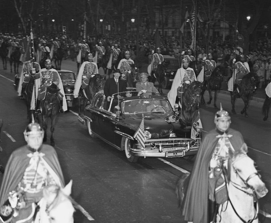 Dwight D. Eisenhower y Francisco Franco recorren las calles de Madrid.